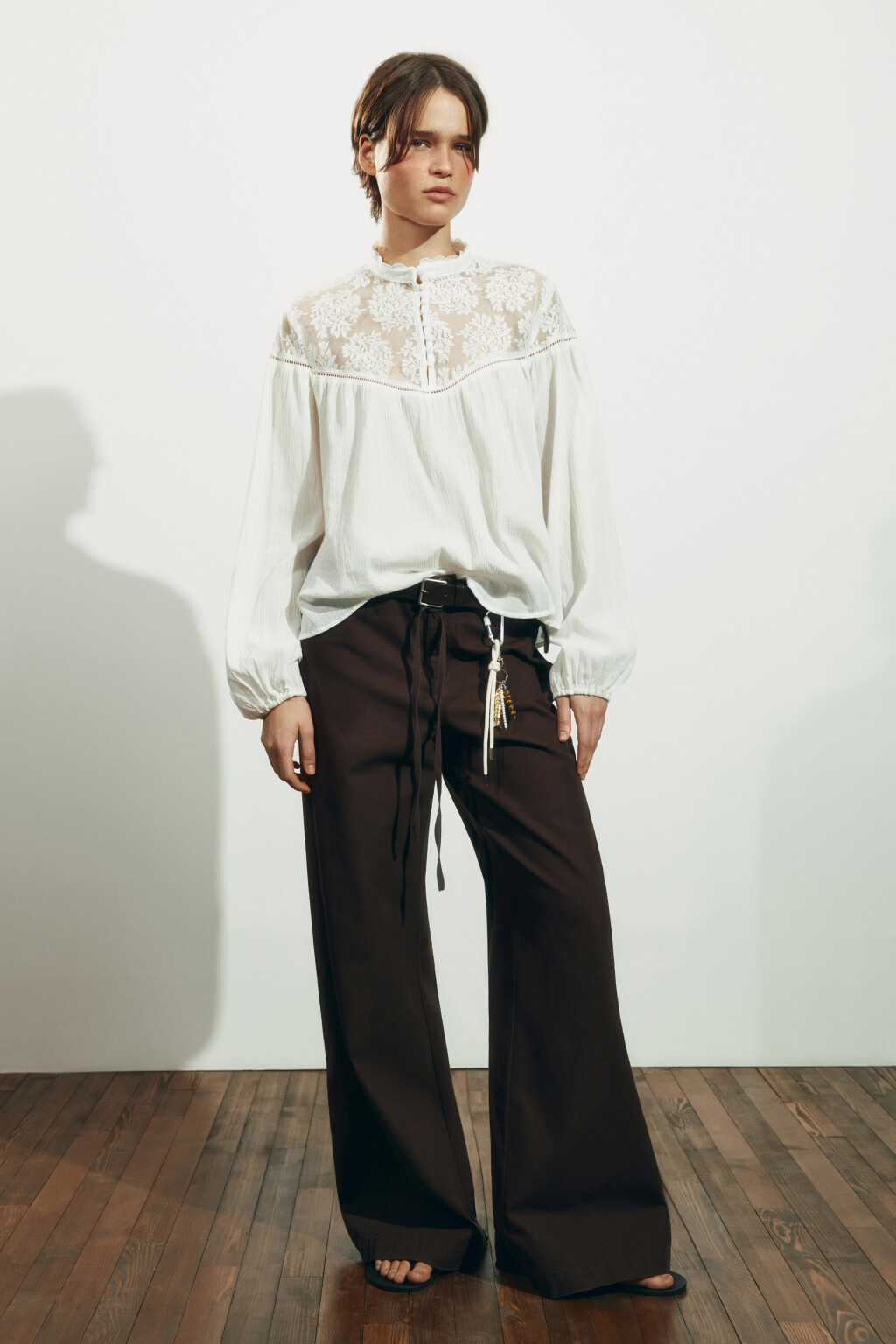 Блузка хлопковая с кружевной вставкой - цвет молочный - 5