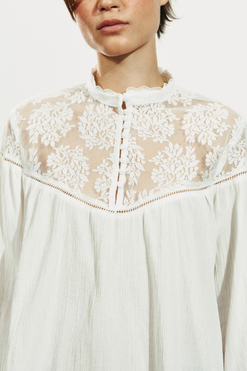 Блузка хлопковая с кружевной вставкой - цвет молочный - 6