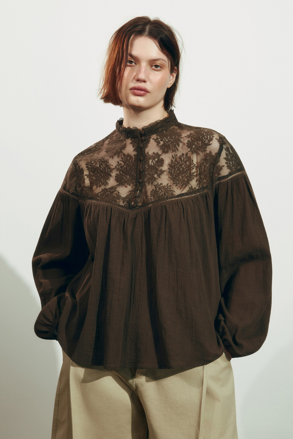 Блузка хлопковая с кружевной вставкой - цвет коричневый - 2