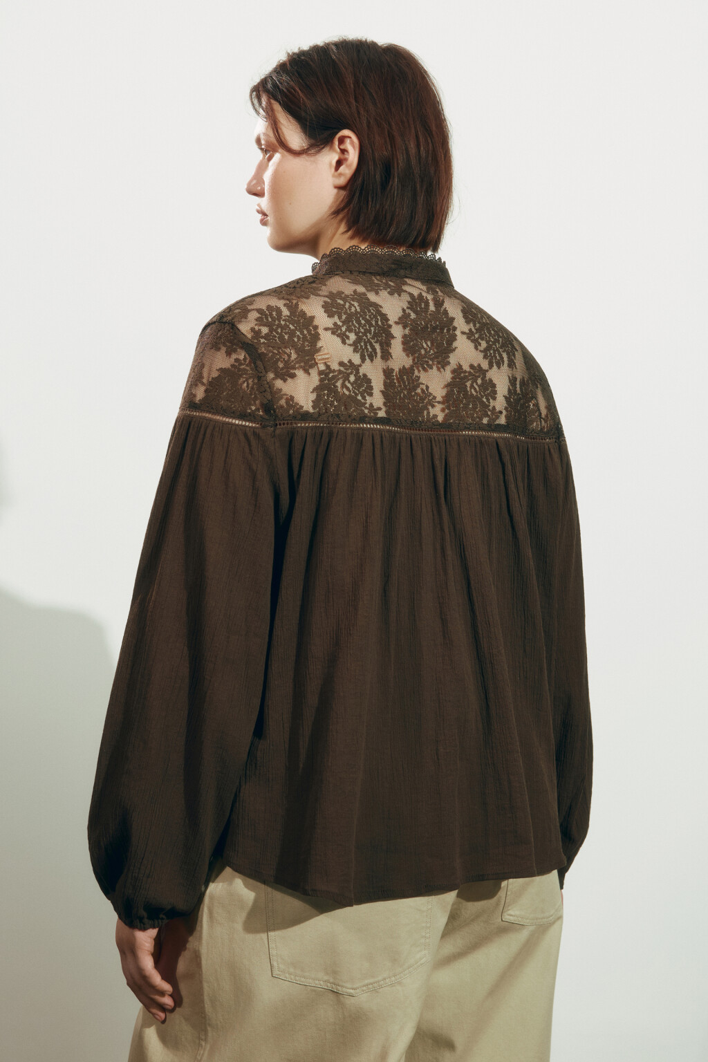 Блузка хлопковая с кружевной вставкой - цвет коричневый - 3