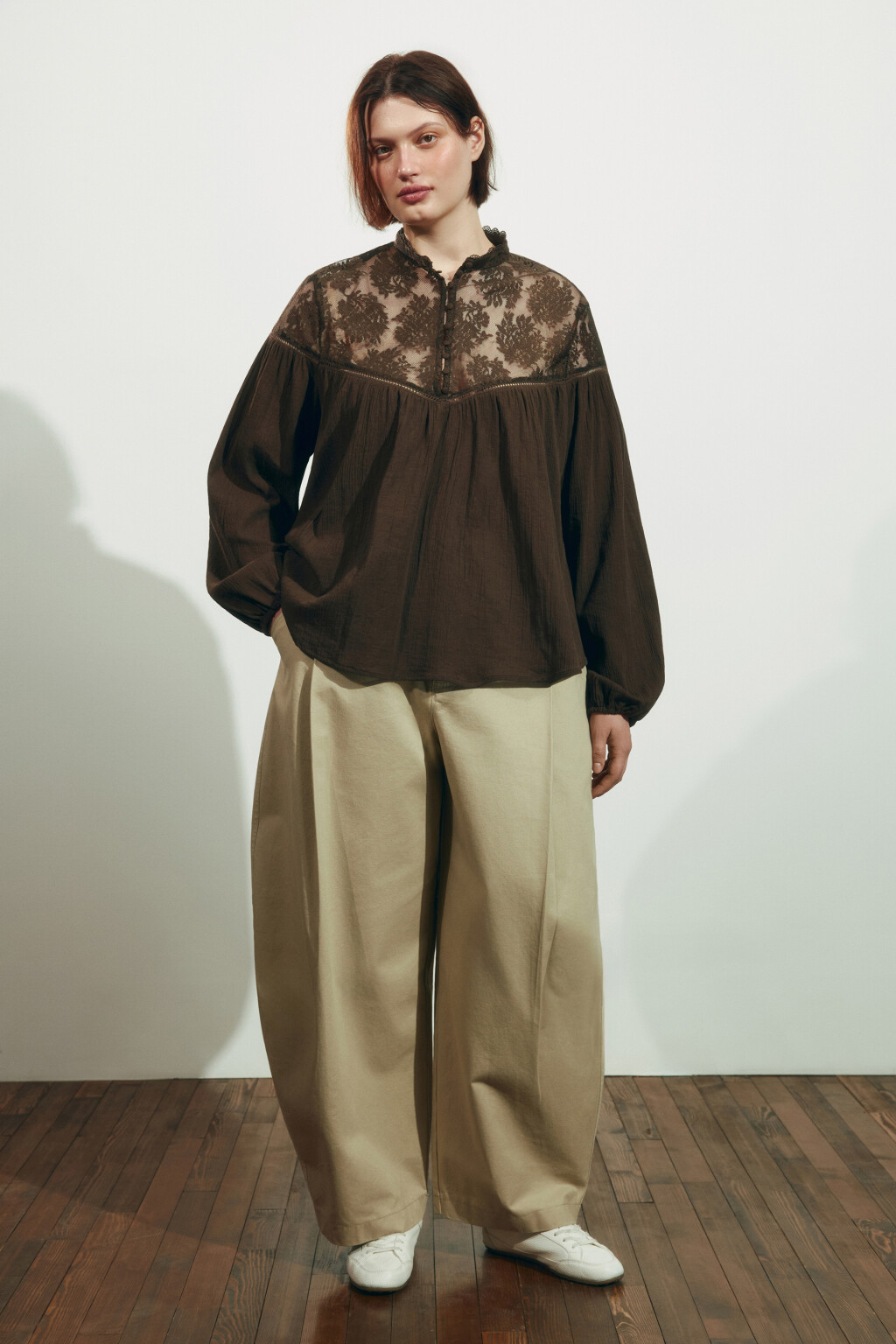 Блузка хлопковая с кружевной вставкой - цвет коричневый - 4