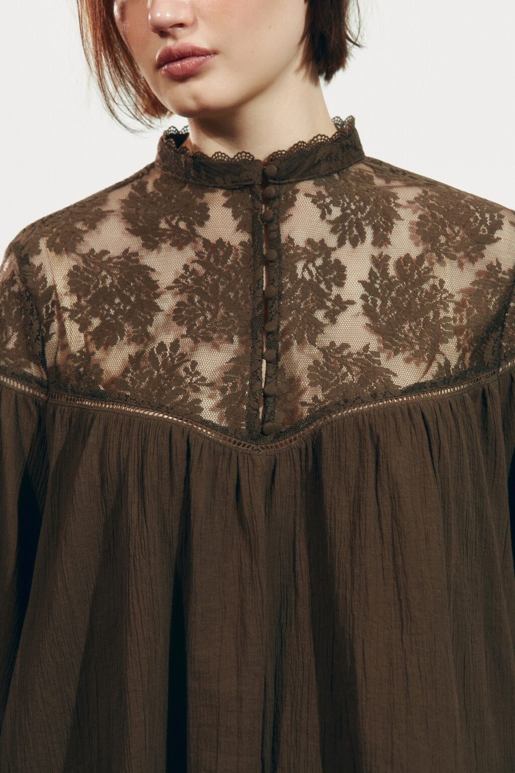 Блузка хлопковая с кружевной вставкой - цвет коричневый - 5