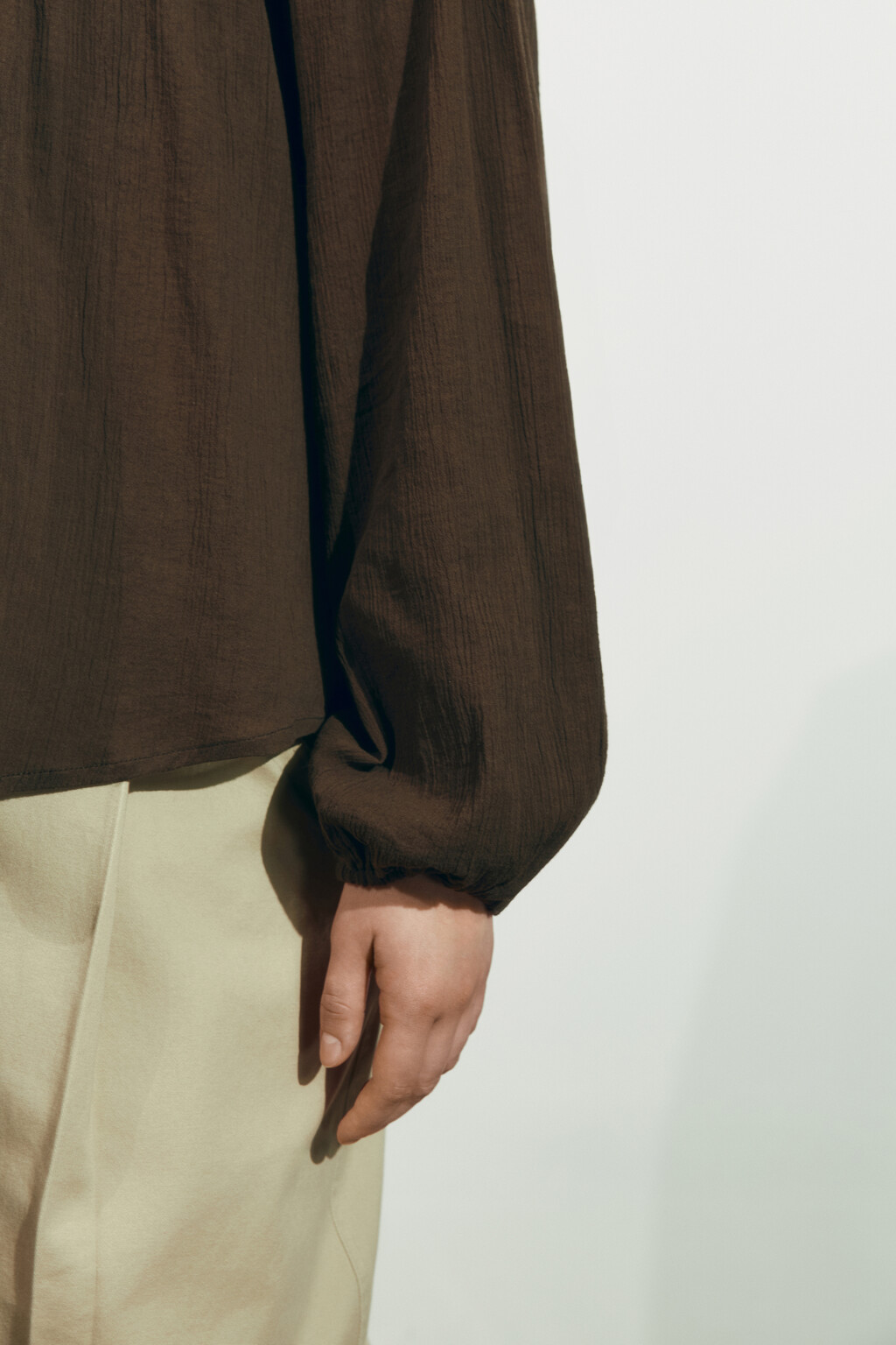 Блузка хлопковая с кружевной вставкой - цвет коричневый - 6