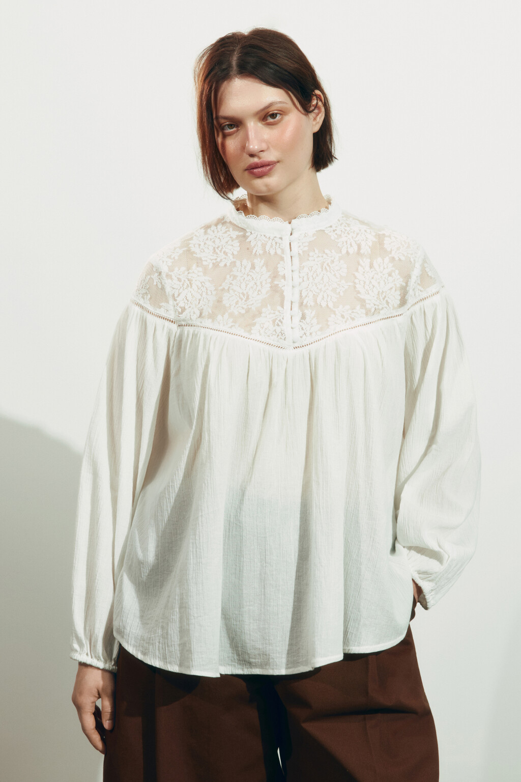 Блузка хлопковая с кружевной вставкой - цвет молочный - 2