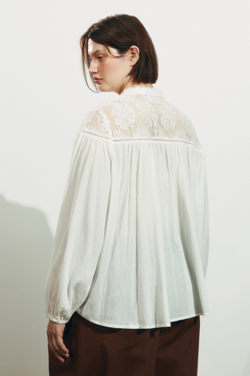 Блузка хлопковая с кружевной вставкой - цвет молочный - 3