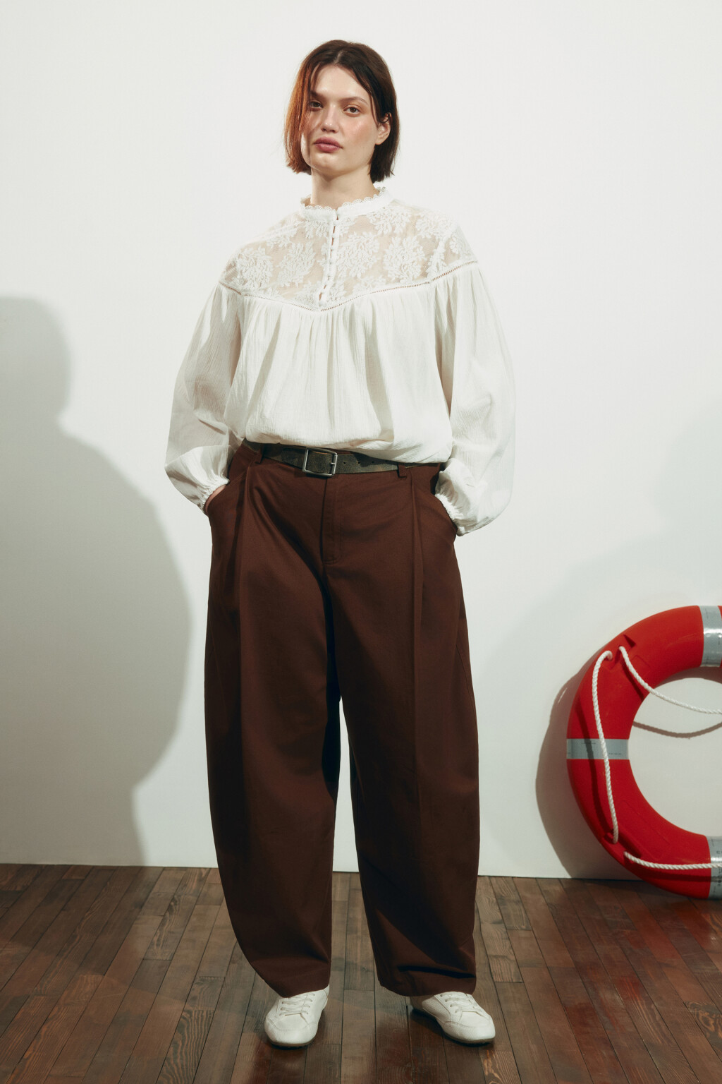 Блузка хлопковая с кружевной вставкой - цвет молочный - 4