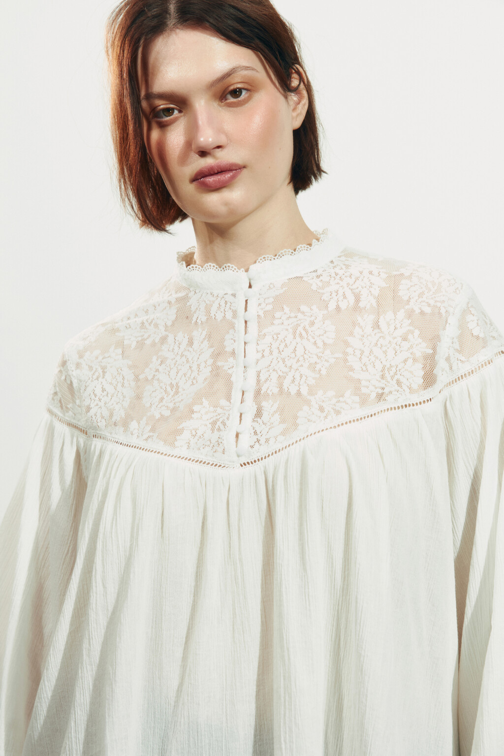 Блузка хлопковая с кружевной вставкой - цвет молочный - 5