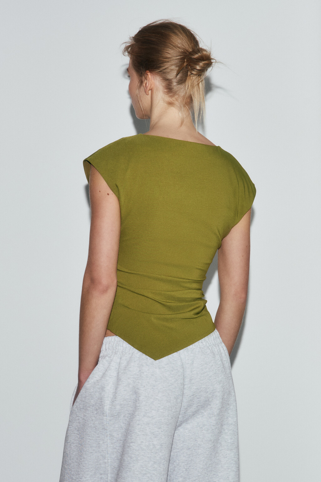 Блузка-топ полуприлегающая с асимметричным низом - цвет зеленый - 3