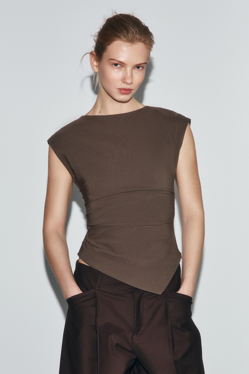 Блузка-топ полуприлегающая с асимметричным низом - цвет бежевый - 2