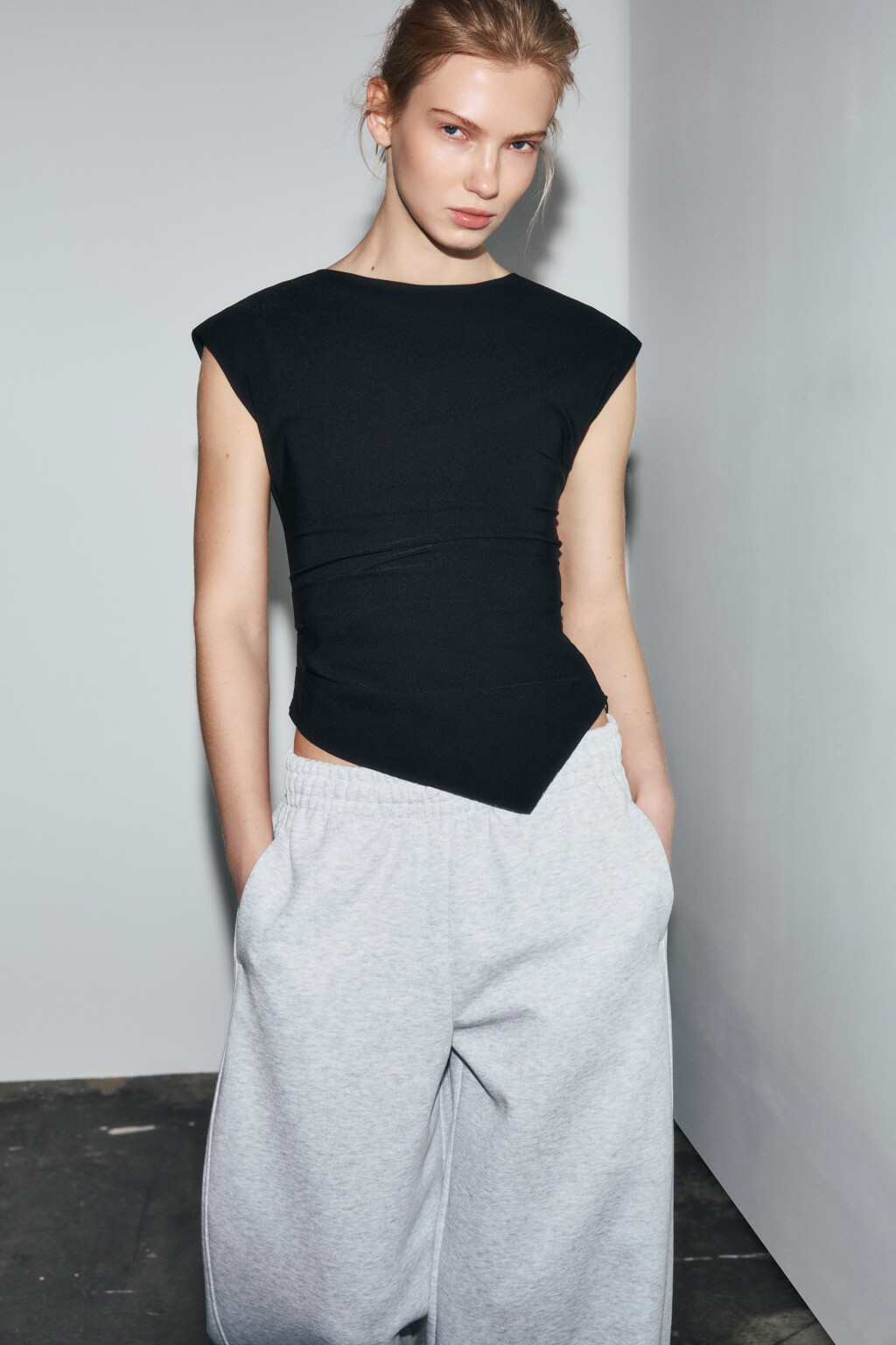 Блузка-топ полуприлегающая с асимметричным низом - цвет черный - 1
