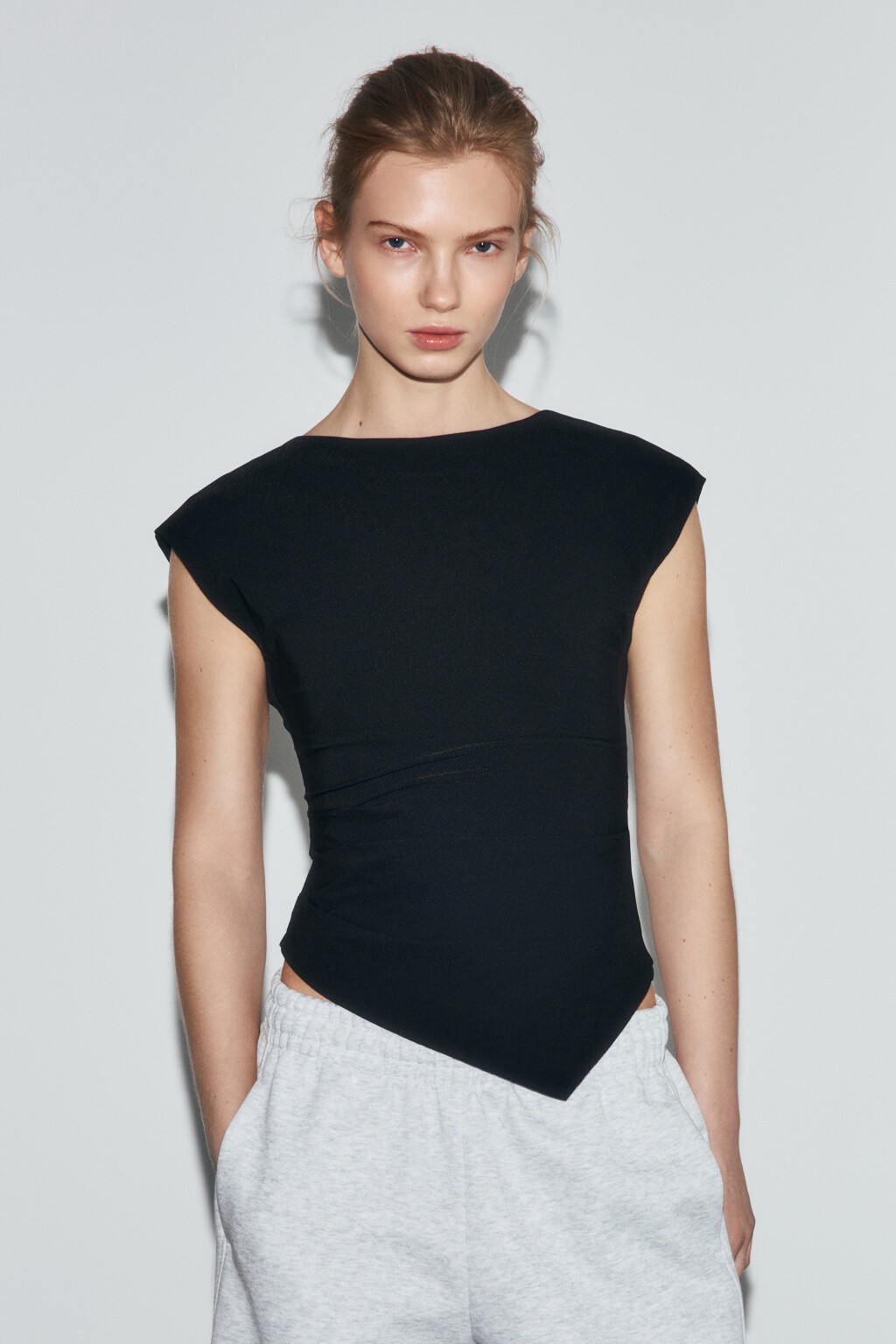 Блузка-топ полуприлегающая с асимметричным низом - цвет черный - 2