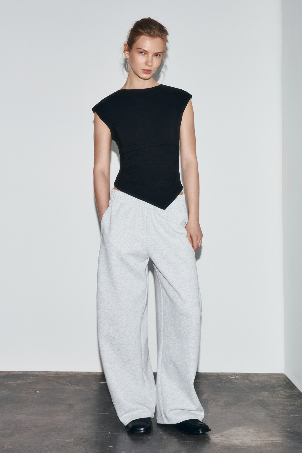 Блузка-топ полуприлегающая с асимметричным низом - цвет черный - 4