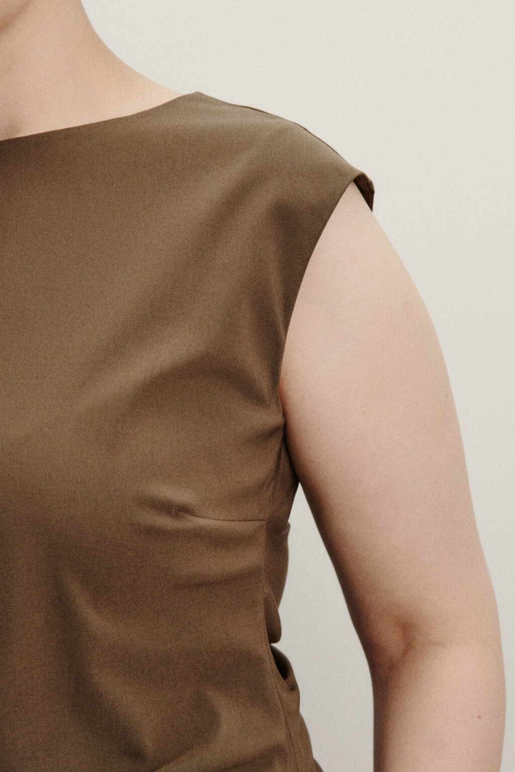 Блузка-топ полуприлегающая с асимметричным низом - цвет бежевый - 6