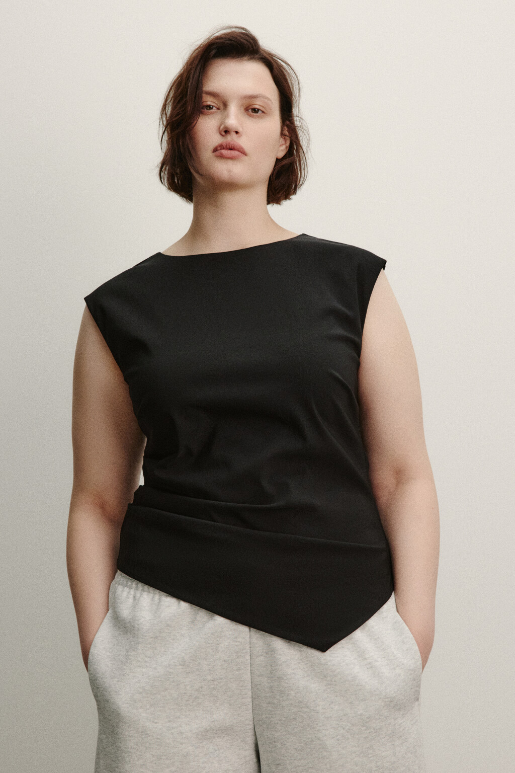 Блузка-топ полуприлегающая с асимметричным низом - цвет черный - 2