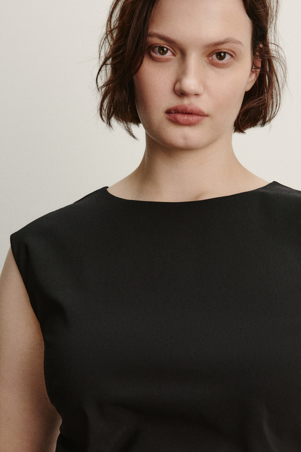 Блузка-топ полуприлегающая с асимметричным низом - цвет черный - 5