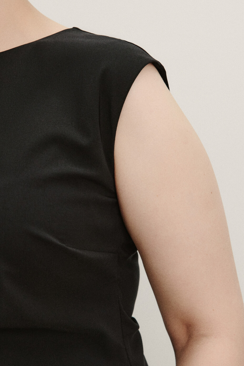 Блузка-топ полуприлегающая с асимметричным низом - цвет черный - 6