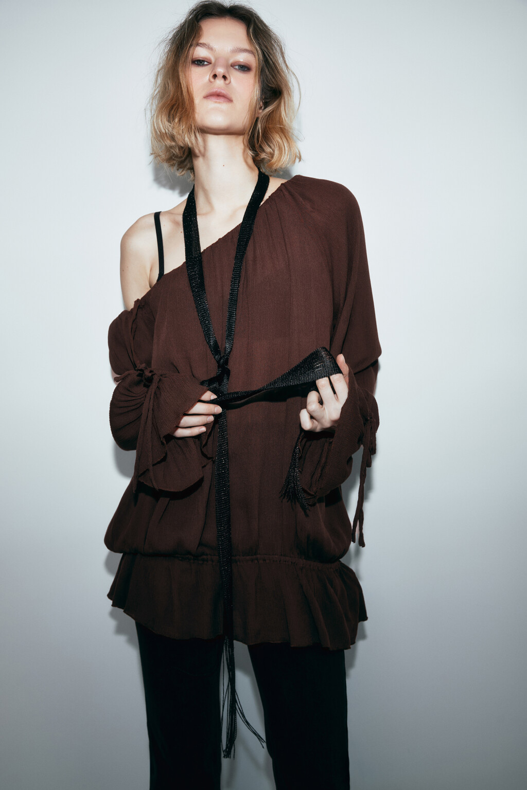 Блузка вискозная на одно плечо с завязками - цвет коричневый - 2