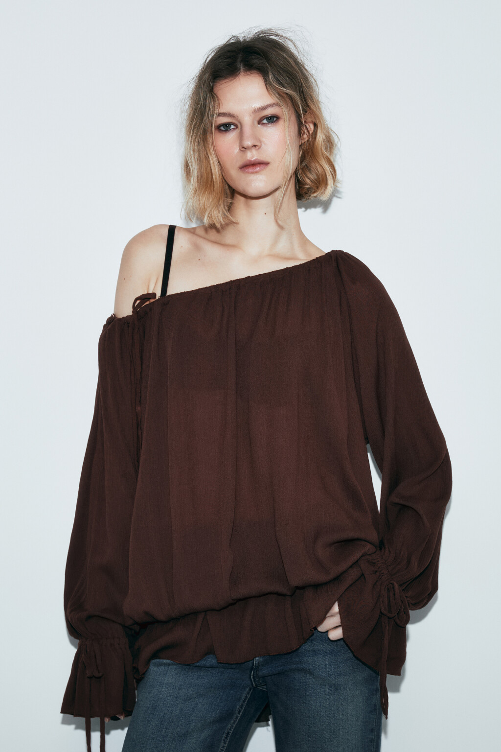 Блузка вискозная на одно плечо с завязками - цвет коричневый - 3