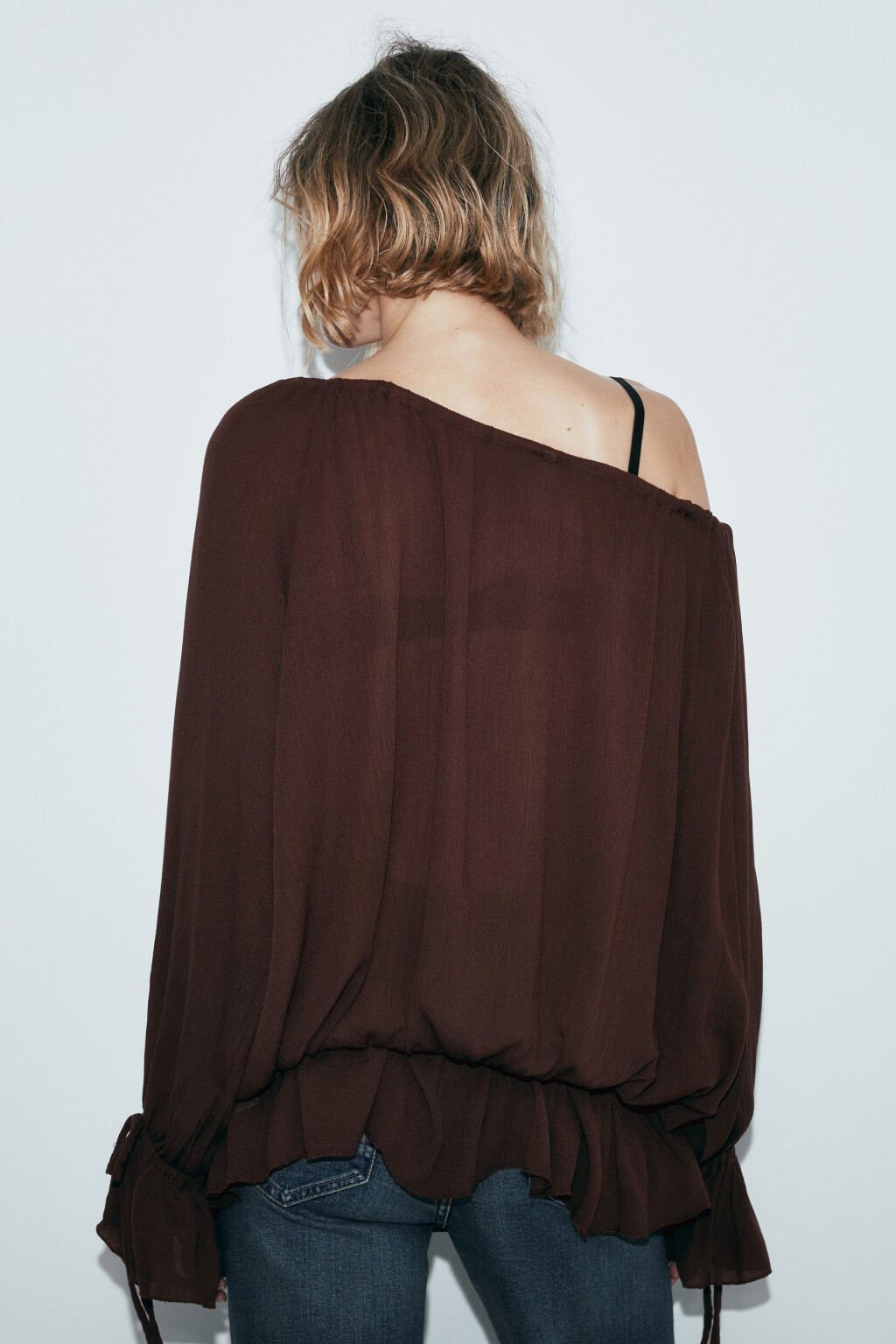 Блузка вискозная на одно плечо с завязками - цвет коричневый - 4