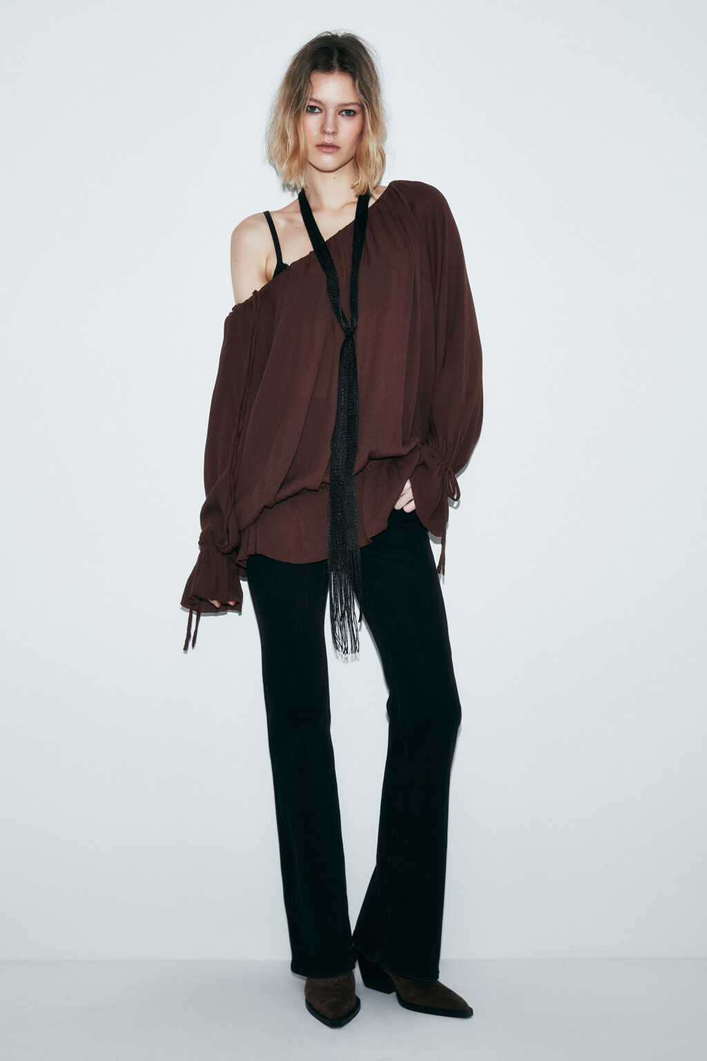 Блузка вискозная на одно плечо с завязками - цвет коричневый - 5