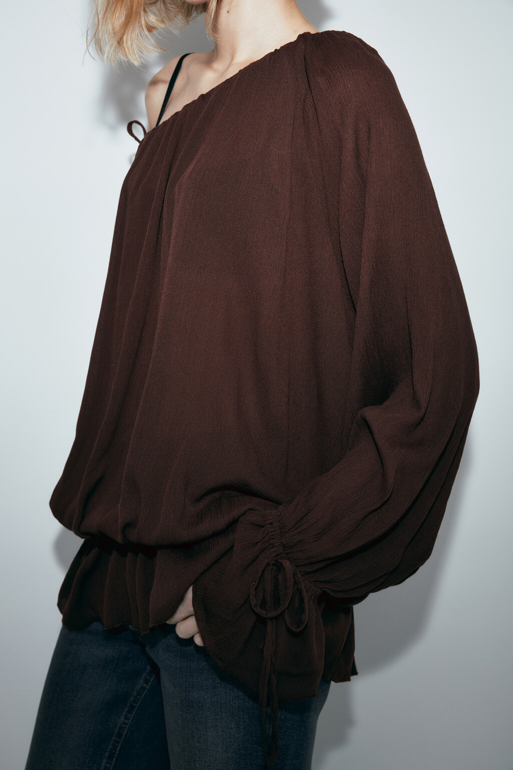 Блузка вискозная на одно плечо с завязками - цвет коричневый - 6