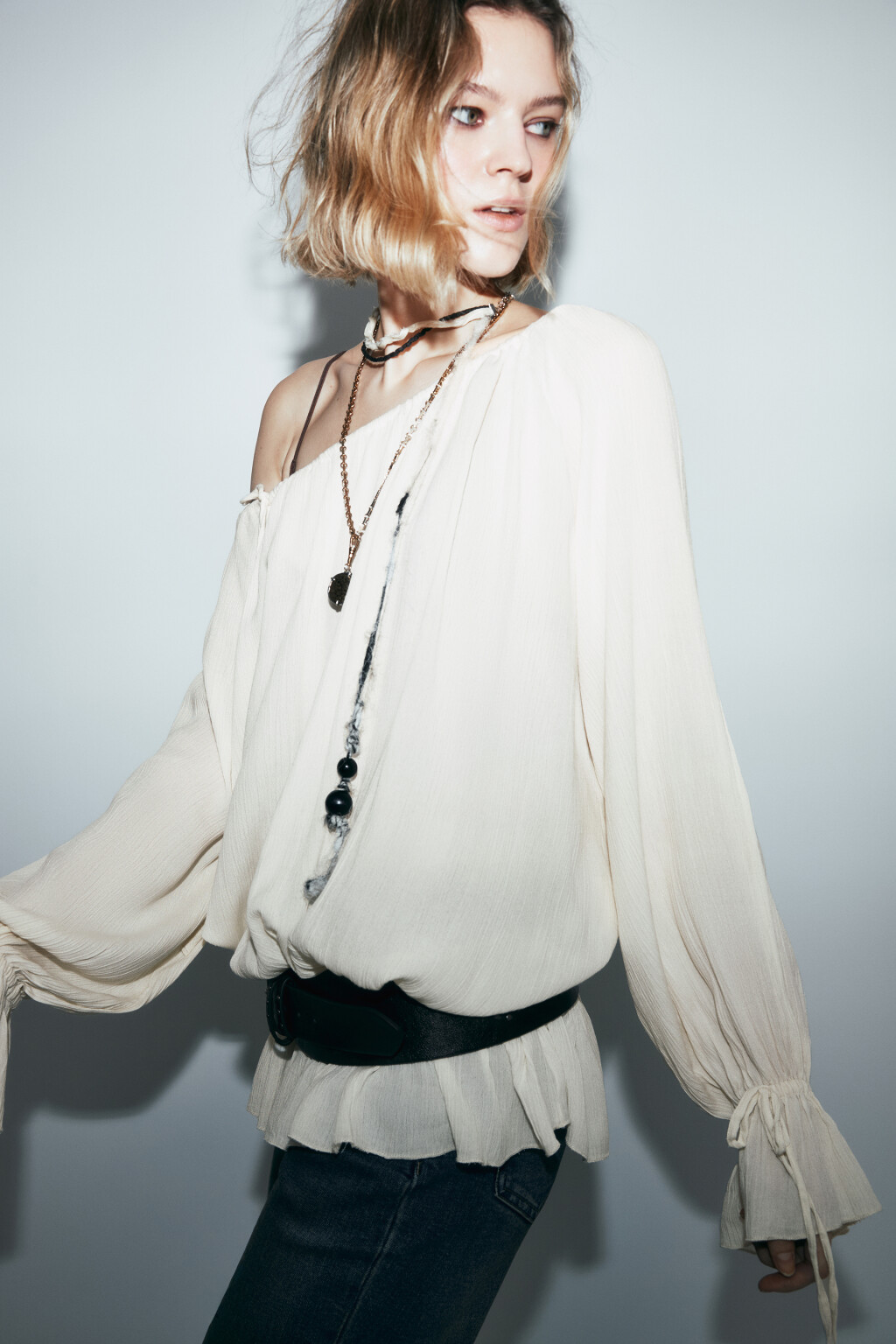 Блузка вискозная на одно плечо с завязками - цвет молочный - 1