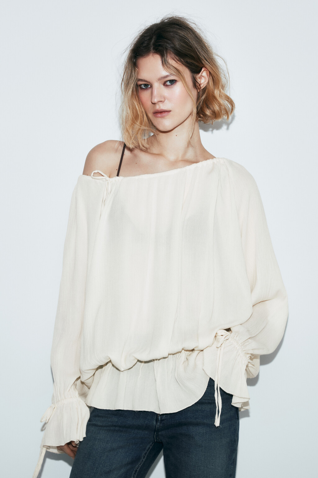 Блузка вискозная на одно плечо с завязками - цвет молочный - 2