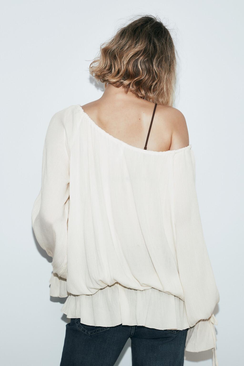 Блузка вискозная на одно плечо с завязками - цвет молочный - 3