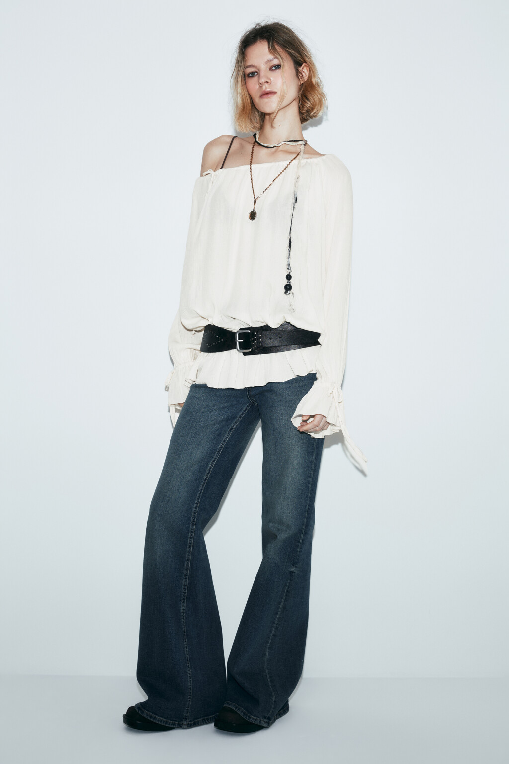 Блузка вискозная на одно плечо с завязками - цвет молочный - 4