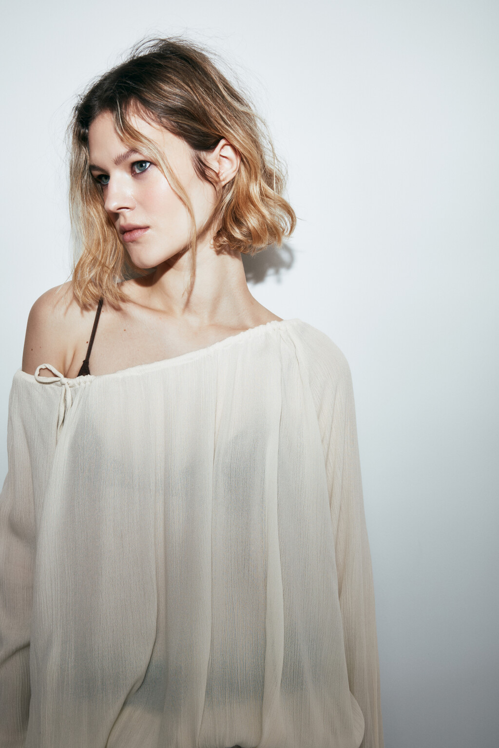 Блузка вискозная на одно плечо с завязками - цвет молочный - 5