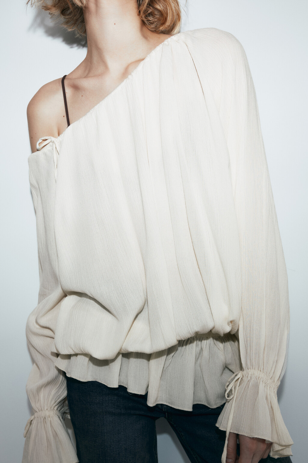 Блузка вискозная на одно плечо с завязками - цвет молочный - 6
