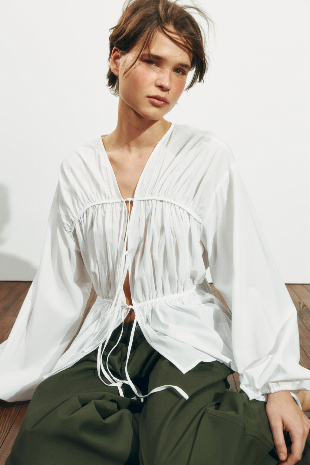 Блузка приталенная на шнуровке - цвет белый - 1