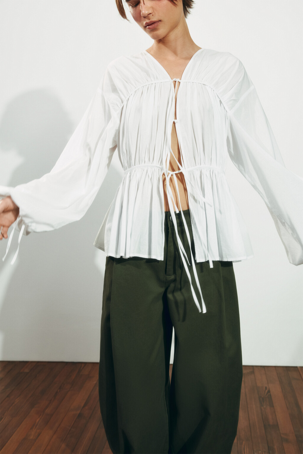 Блузка приталенная на шнуровке - цвет белый - 2