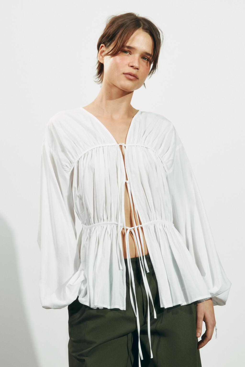 Блузка приталенная на шнуровке - цвет белый - 3