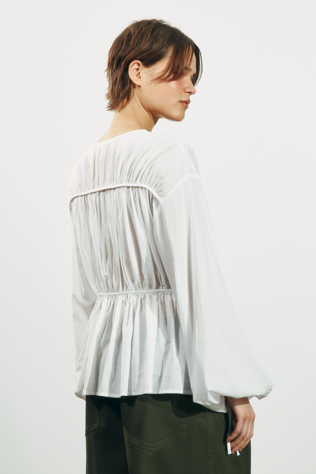 Блузка приталенная на шнуровке - цвет белый - 4