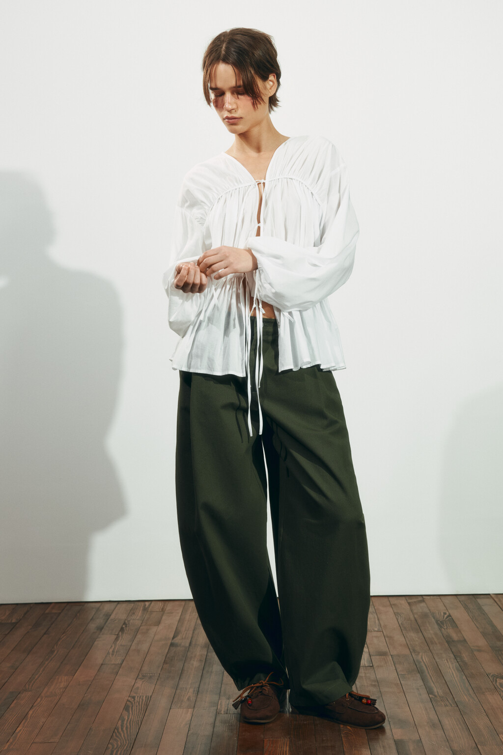 Блузка приталенная на шнуровке - цвет белый - 5