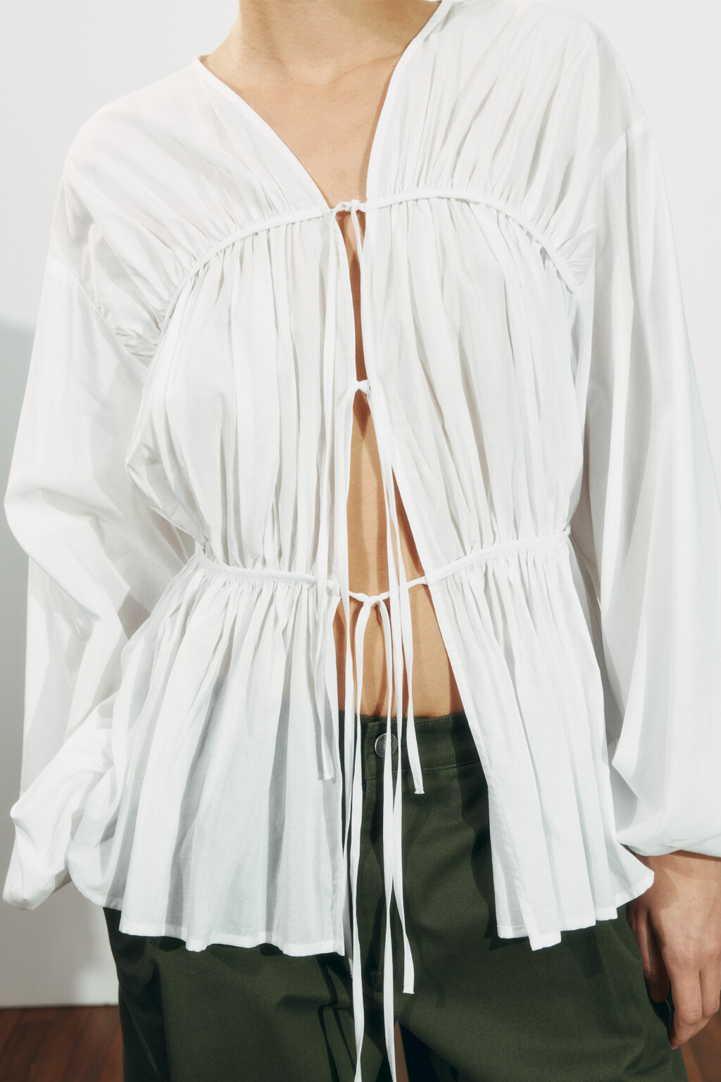 Блузка приталенная на шнуровке - цвет белый - 6