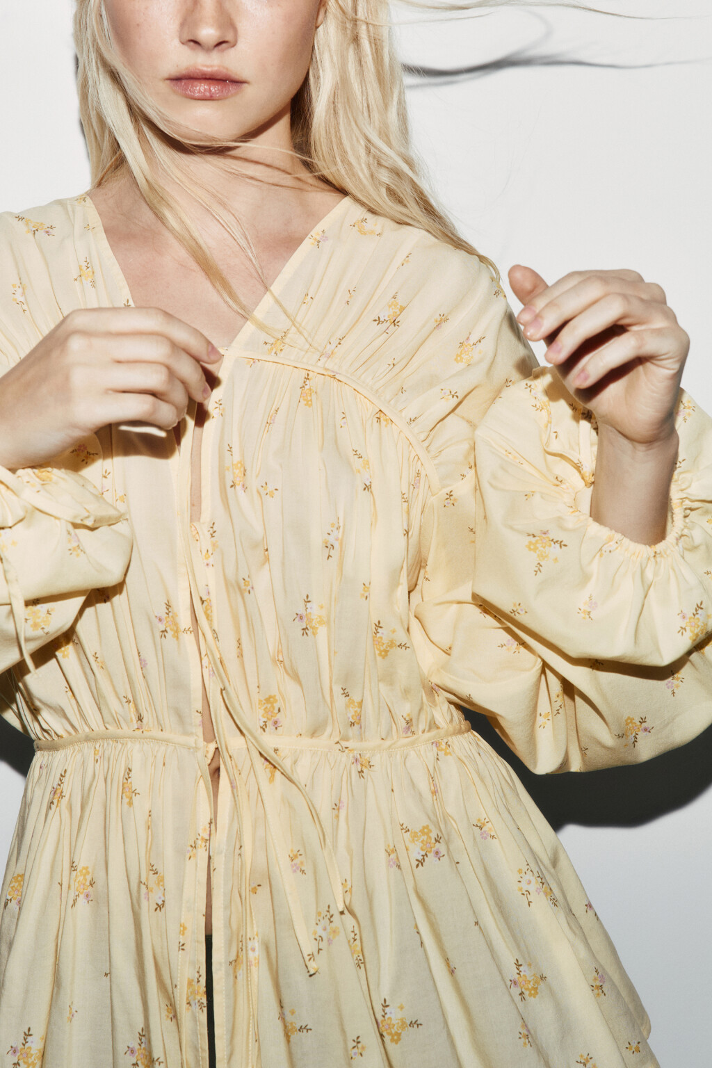 Блузка приталенная на шнуровке - цвет желтый - 2