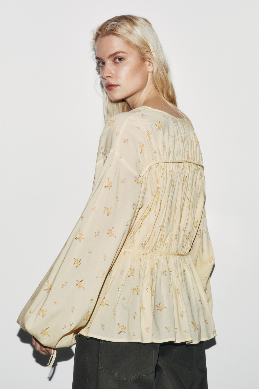 Блузка приталенная на шнуровке - цвет желтый - 4