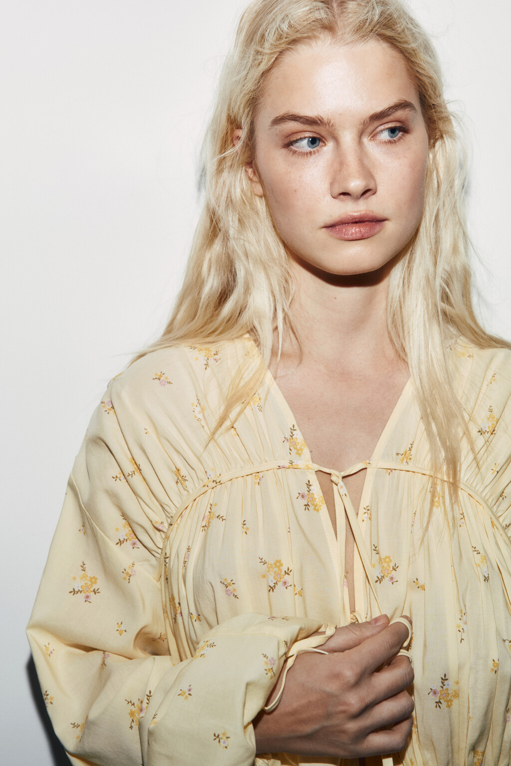 Блузка приталенная на шнуровке - цвет желтый - 7