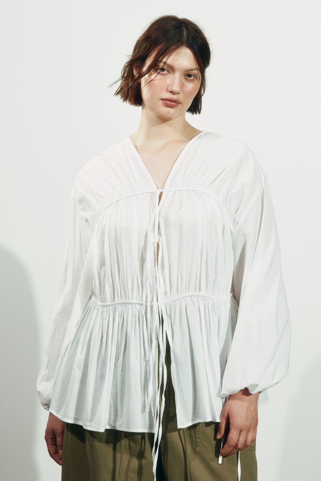 Блузка приталенная на шнуровке - цвет белый - 2