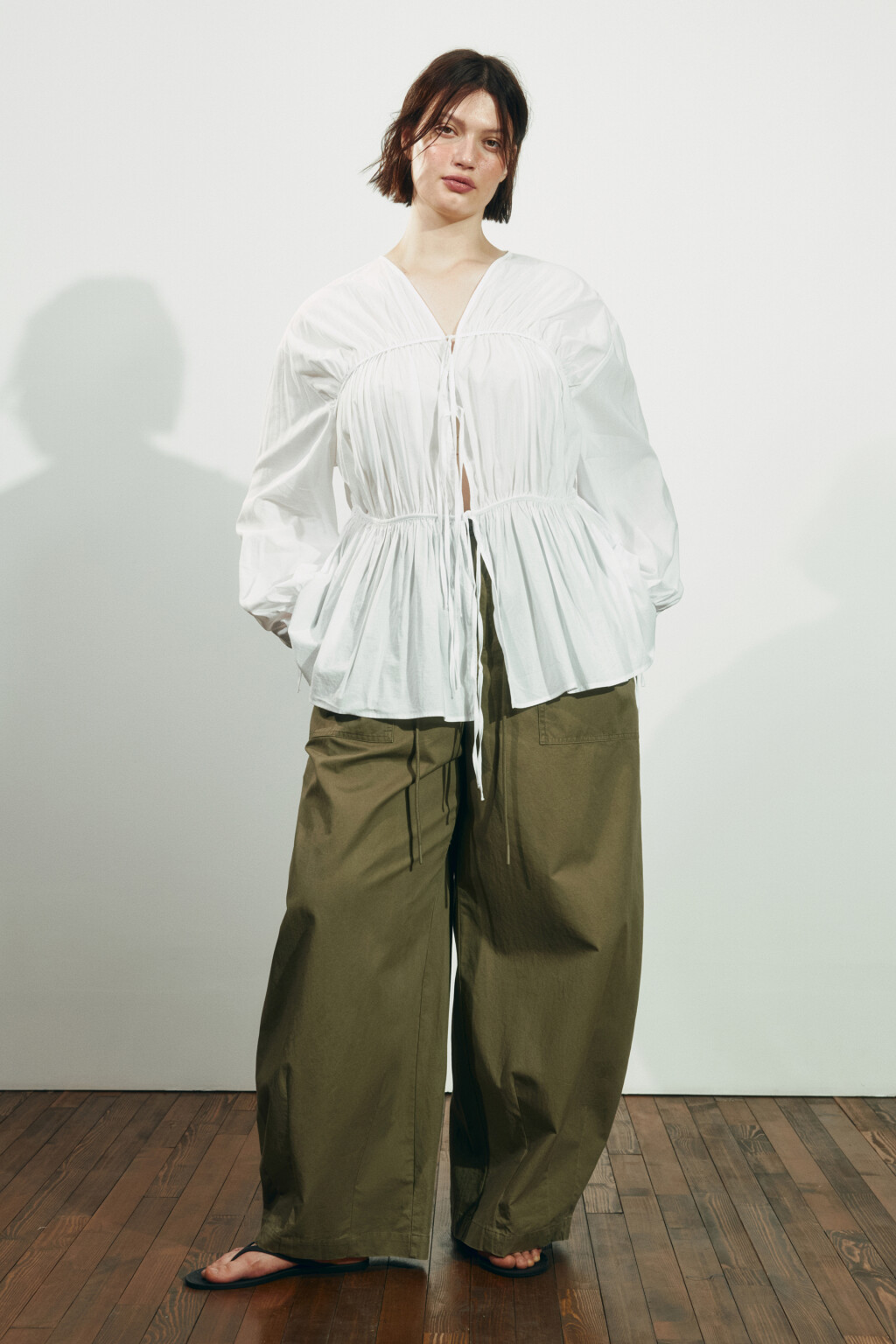 Блузка приталенная на шнуровке - цвет белый - 4