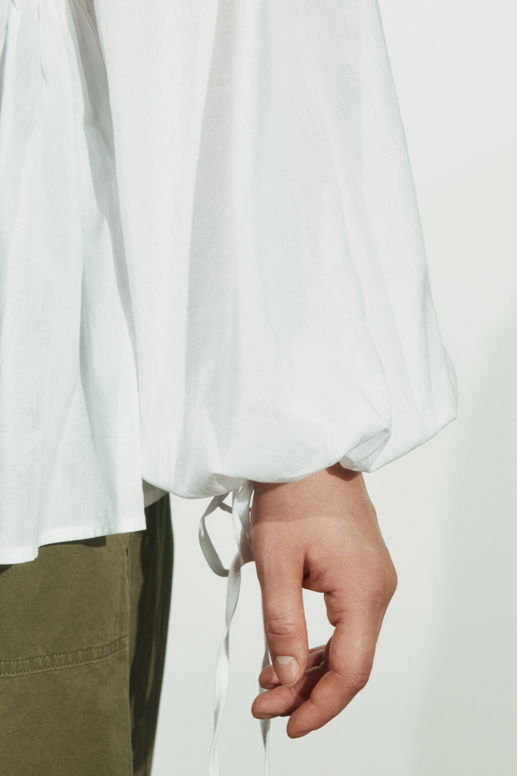 Блузка приталенная на шнуровке - цвет белый - 6