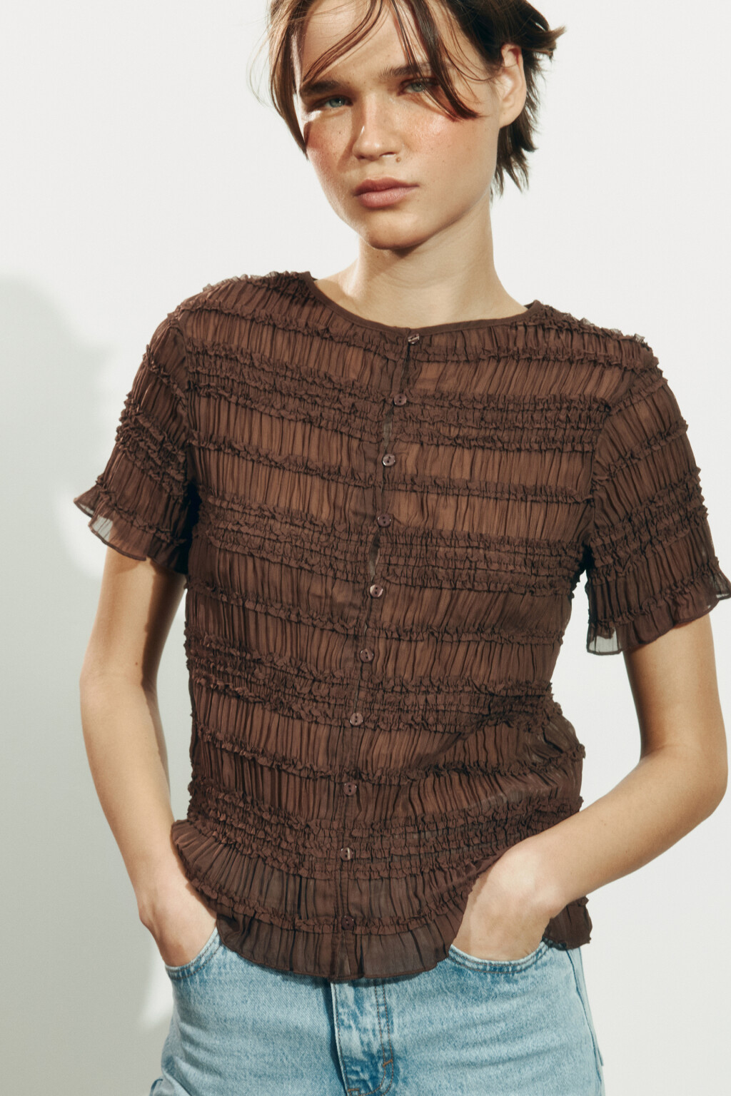 Блузка свободная ажурная с воланами - цвет коричневый - 1
