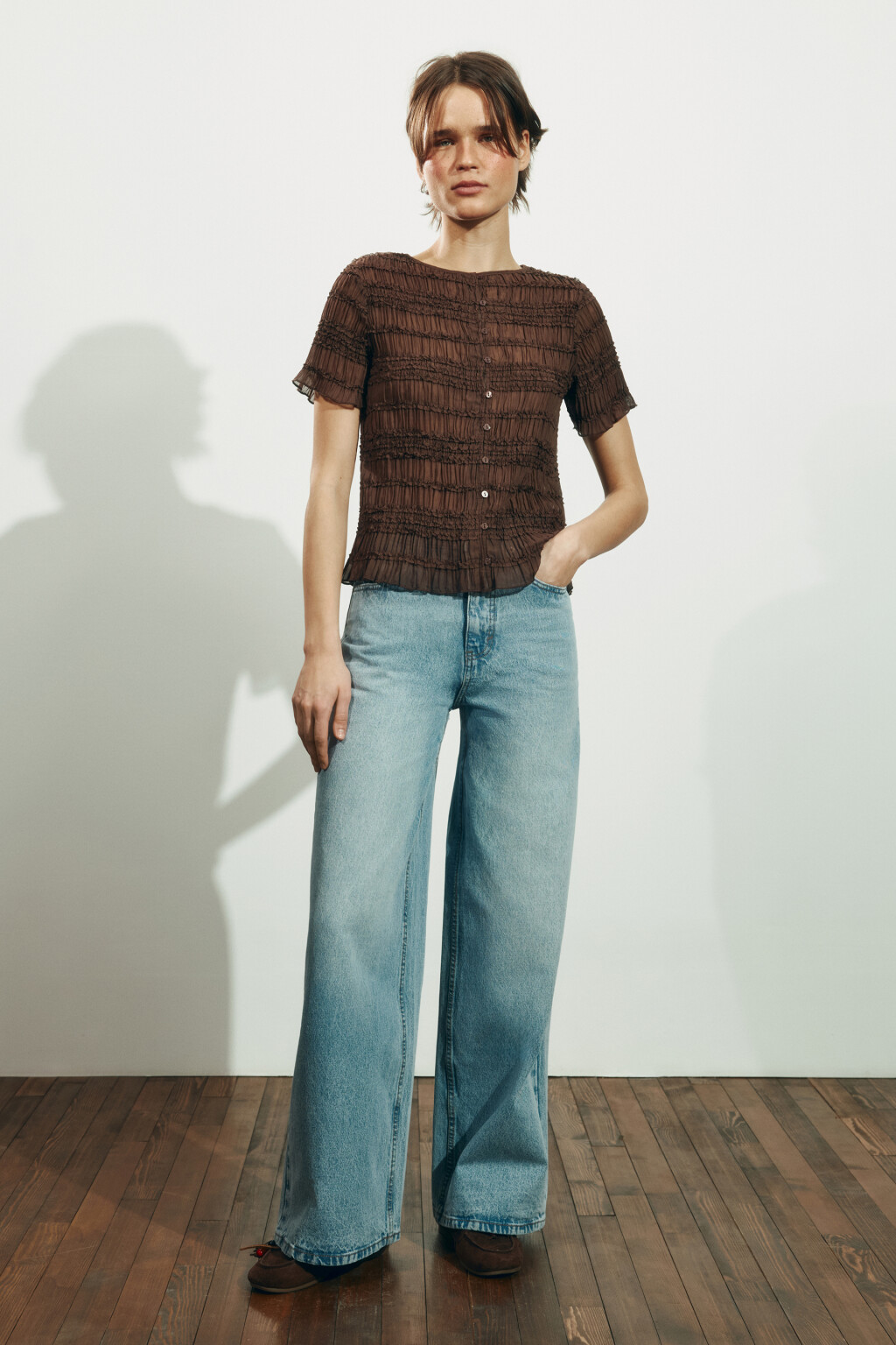 Блузка свободная ажурная с воланами - цвет коричневый - 4