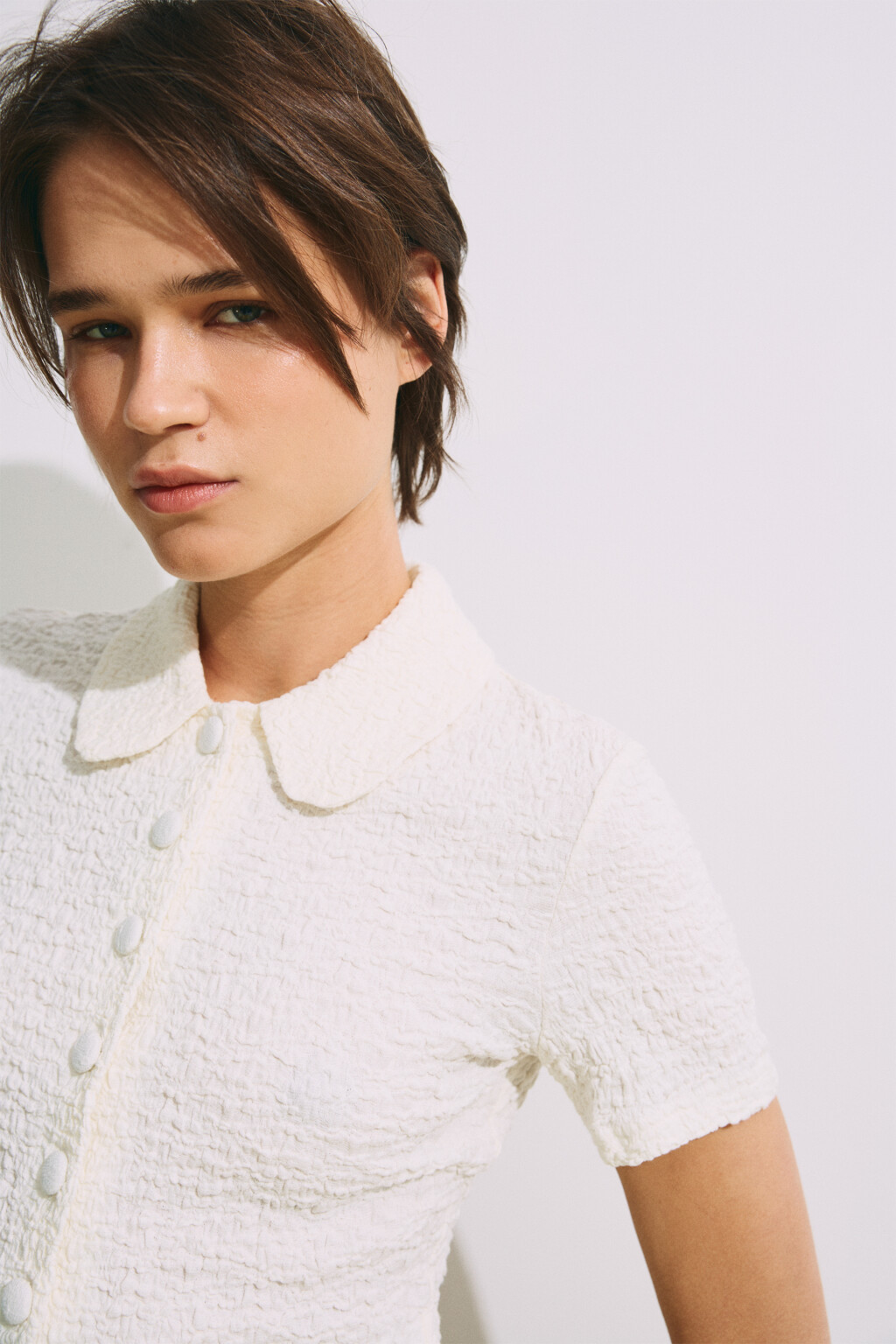 Блузка с округлым воротником ажурная - цвет белый - 6