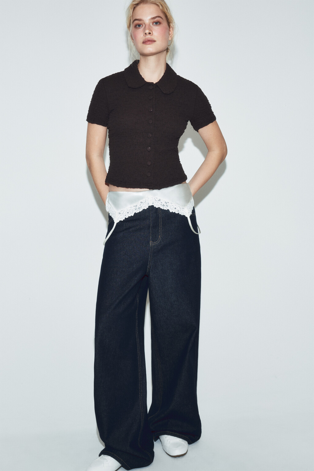 Блузка с округлым воротником ажурная - цвет коричневый - 1