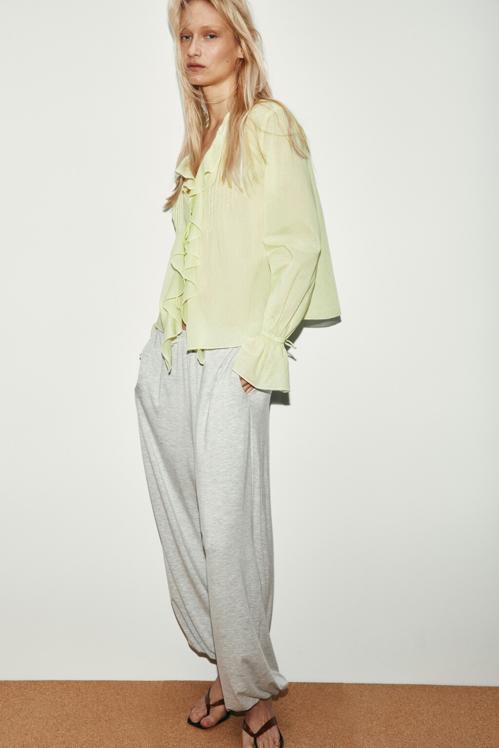 Блузка хлопковая на завязках с воланами - цвет зеленый - 1