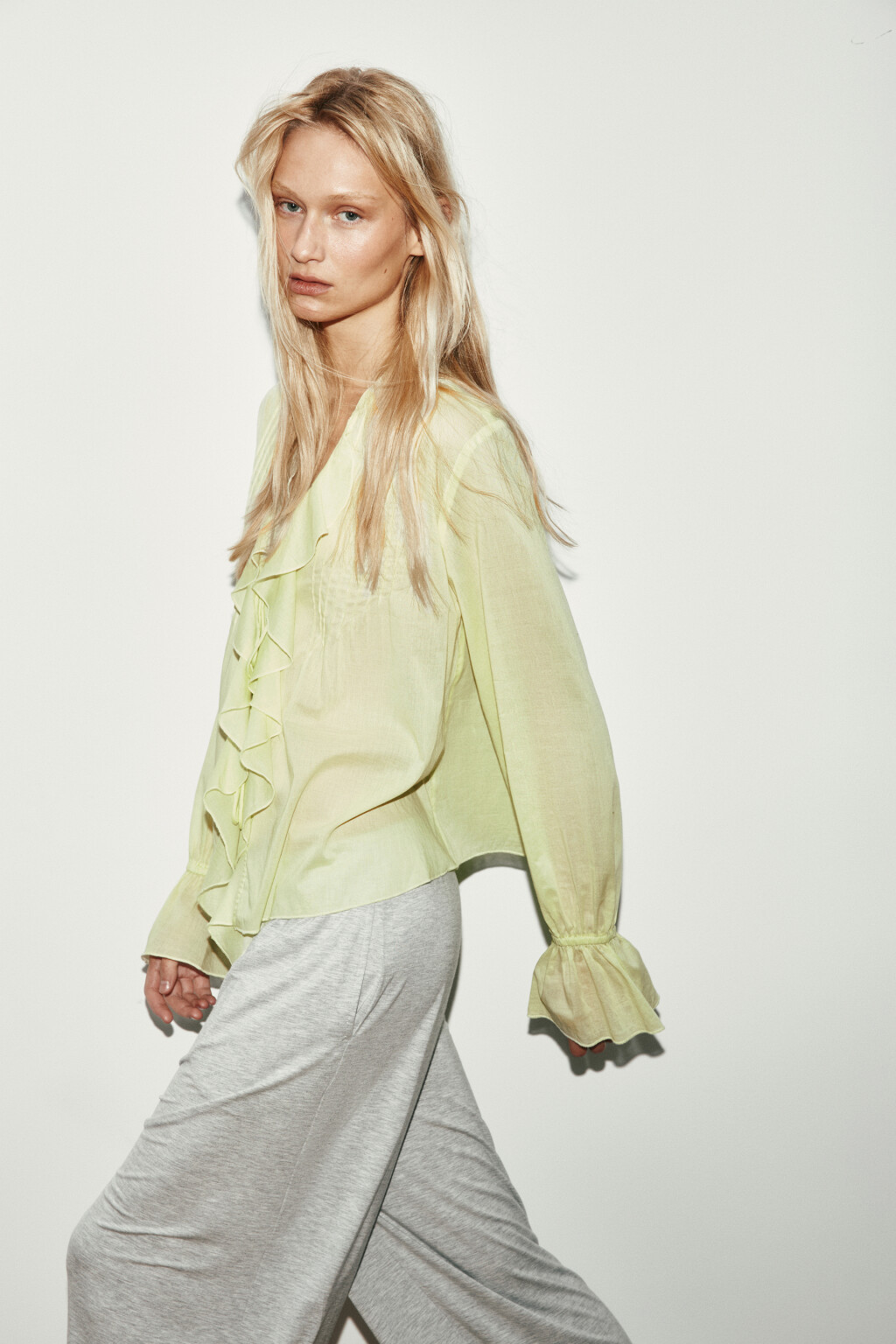 Блузка хлопковая на завязках с воланами - цвет зеленый - 2