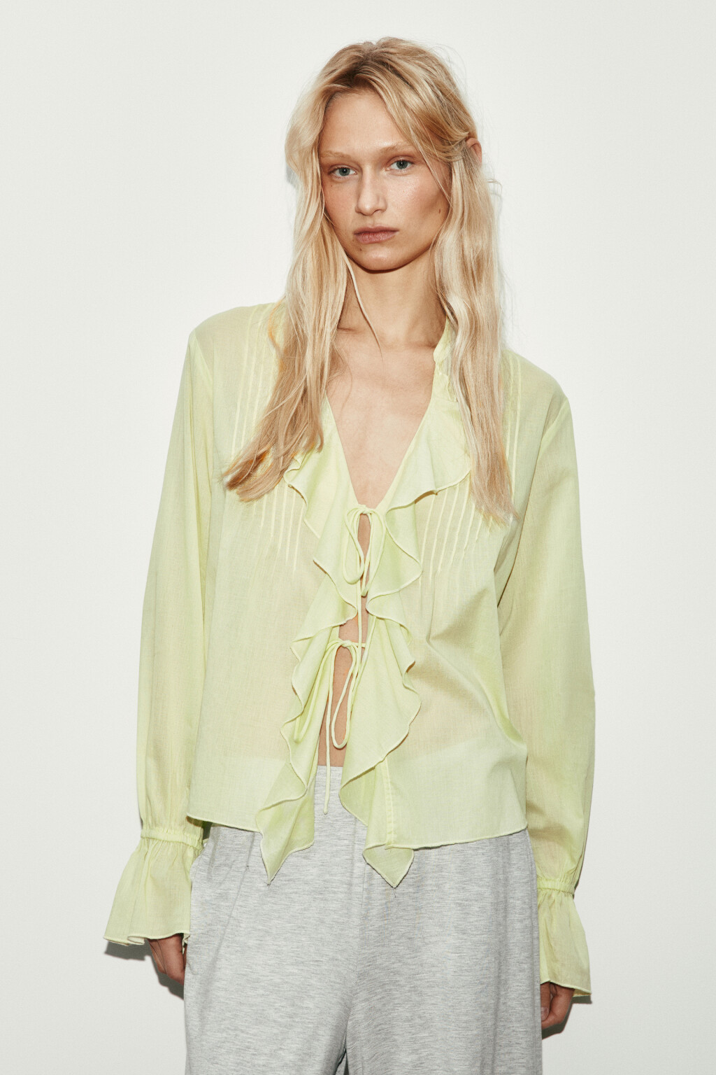 Блузка хлопковая на завязках с воланами - цвет зеленый - 3